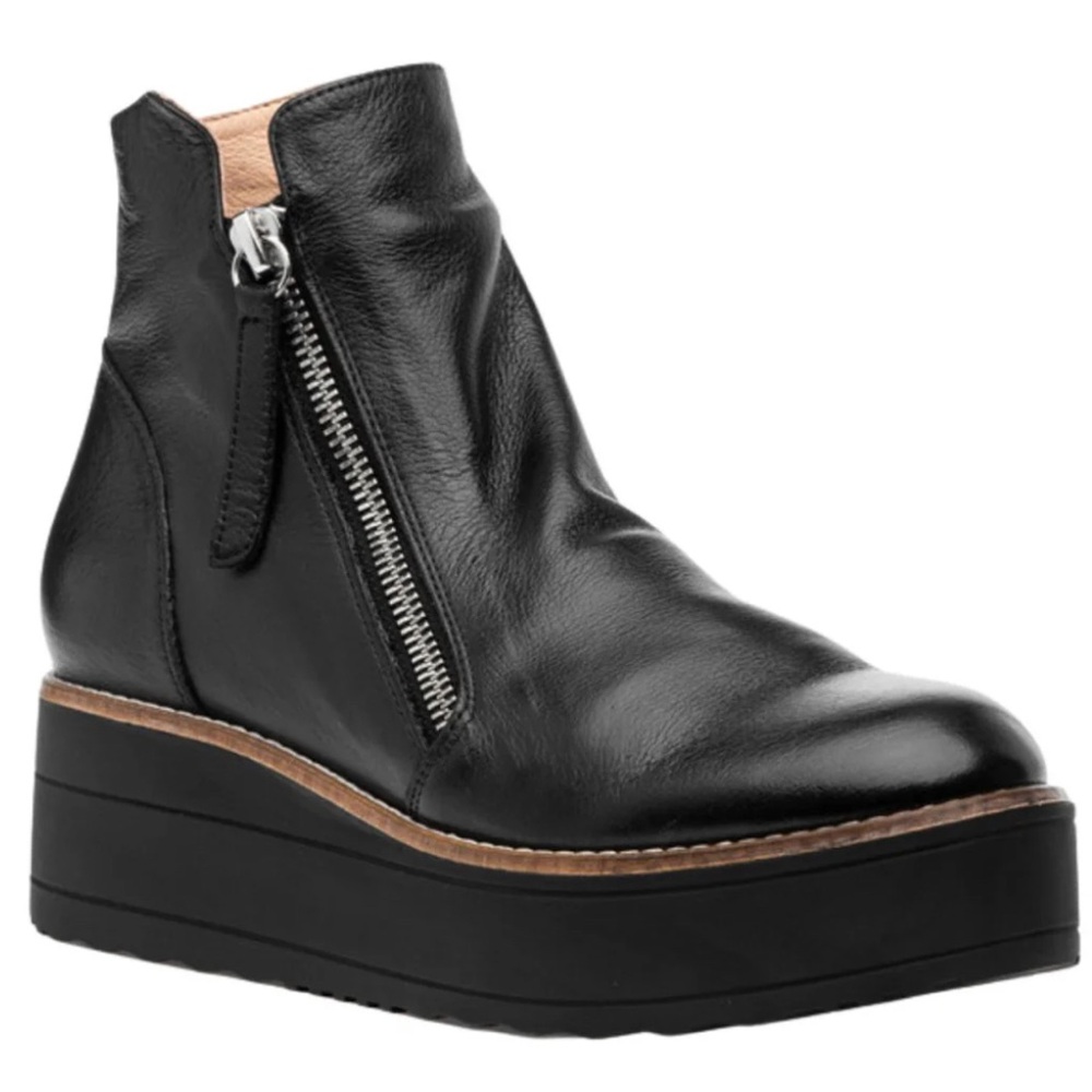 SILENT D NENE-TO BLACK LEATHER BOOT WITH A BLACK SOLE WOMEN'S SIZE 6.5